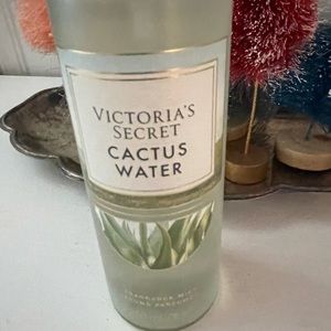 Victoria’s Secret’s Cactus Water incredible smell perfect stocking stuffer🎄